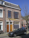 901018 Gezicht op de voorgevel van het hoekpand Douwes Dekkerstraat 40 te Utrecht. Met op de gevel de door kunstenaar ...
